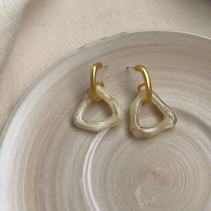 Marbled Triangle Linked Earring in Cream & Gold