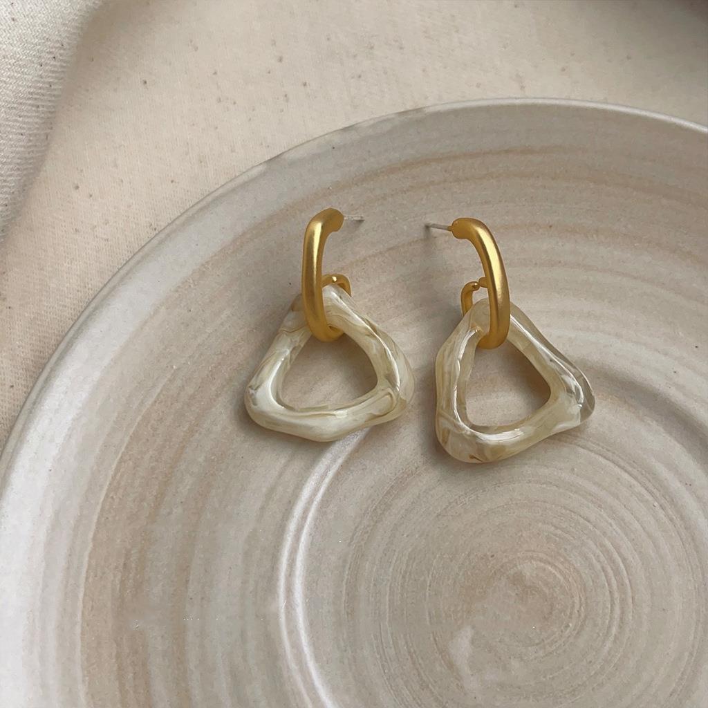 Marbled Triangle Linked Earring in Cream & Gold